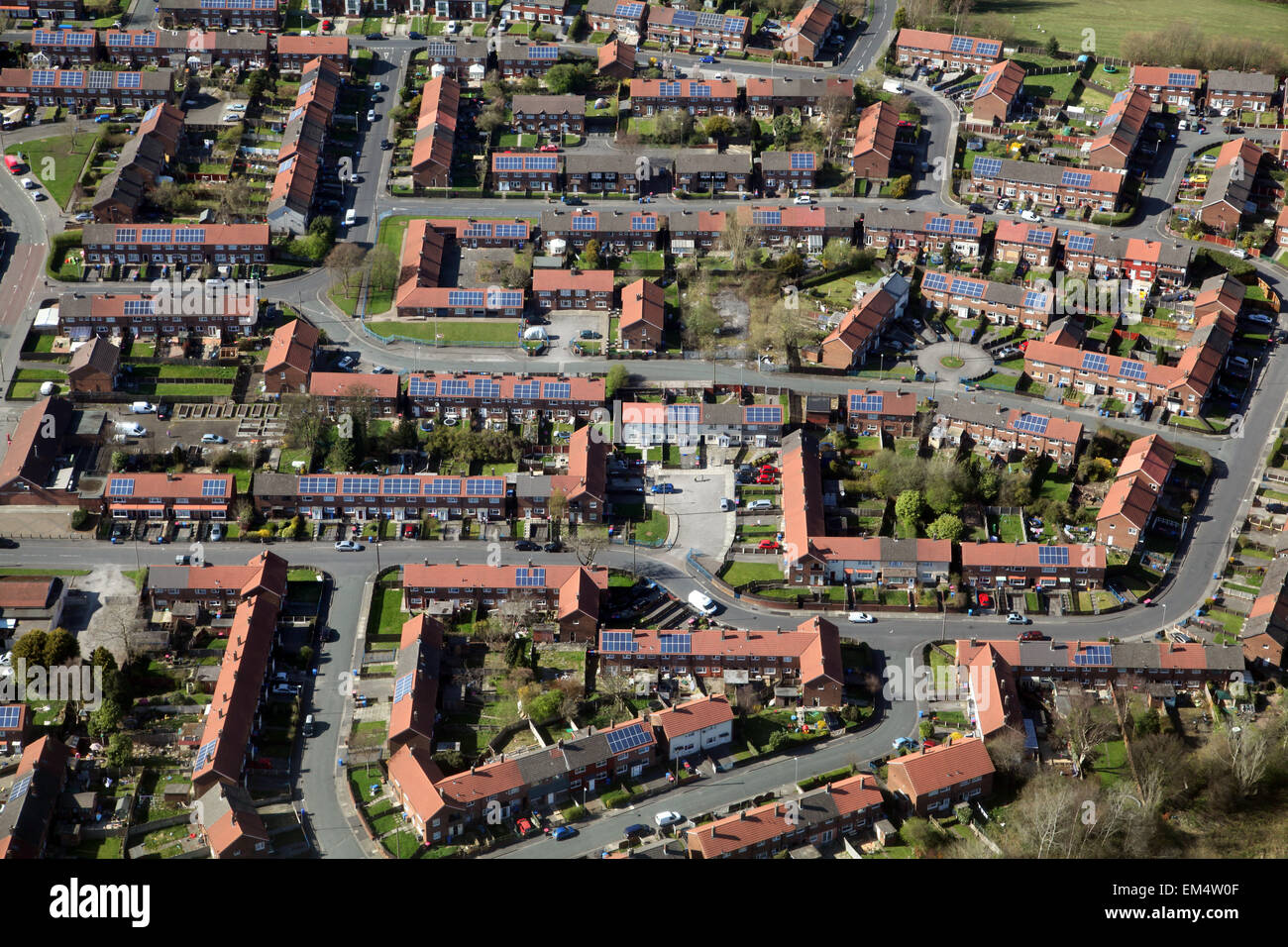 Luftaufnahme des UK Gehäuse mit Sonnenkollektoren Stockfoto