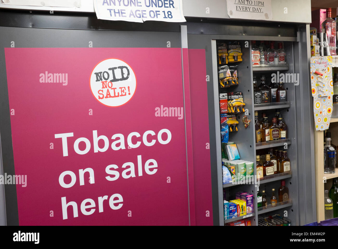 Schiebetür für Tabak zum Verkauf an einem kleinen Tante-Emma-Laden in London, Vereinigtes Königreich. Anfang 2015 kamen die neuen Gesetze in diesem gemacht alle kleinen Laden Geldwäscheaspekt zu vertuschen, Zigaretten und andere Tabakprodukte als Teil einer Gesundheitsinitiative haben. Stockfoto