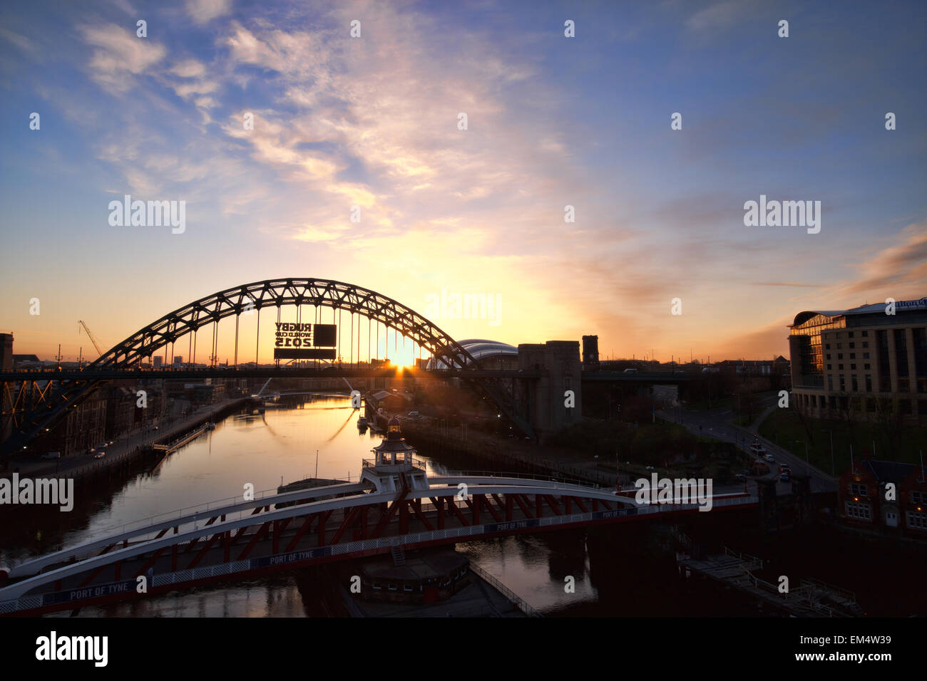 Sonnenaufgang über dem Fluss Tyne Brücken in Newcastle, Tyne and Wear, Großbritannien Stockfoto