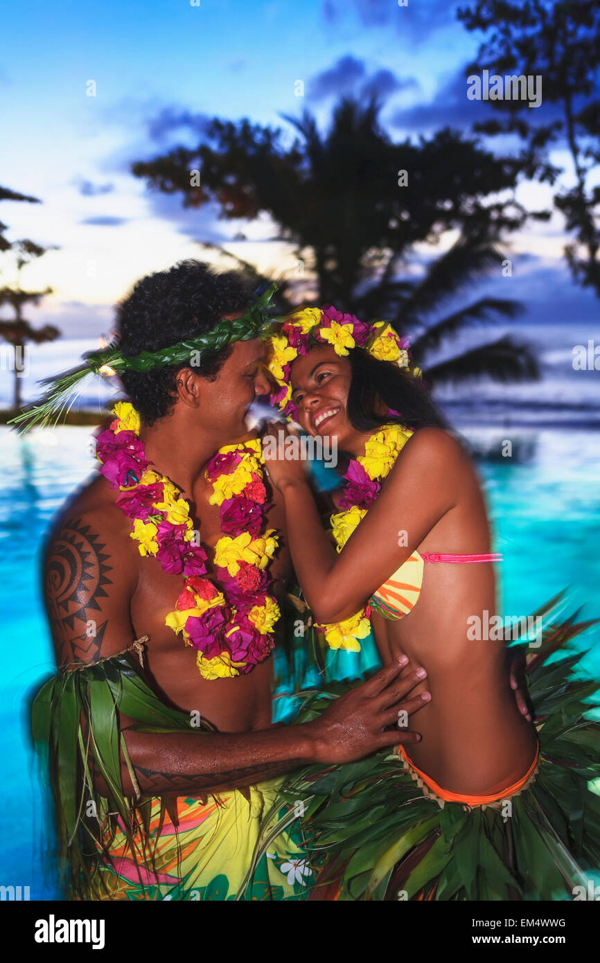 Tahitian paar In traditionellen Tamure Dance Outfits Arue in der Nähe von Papeete; Tahiti Nui Gesellschaft Inseln Südsee Französisch-Polynesien Stockfoto