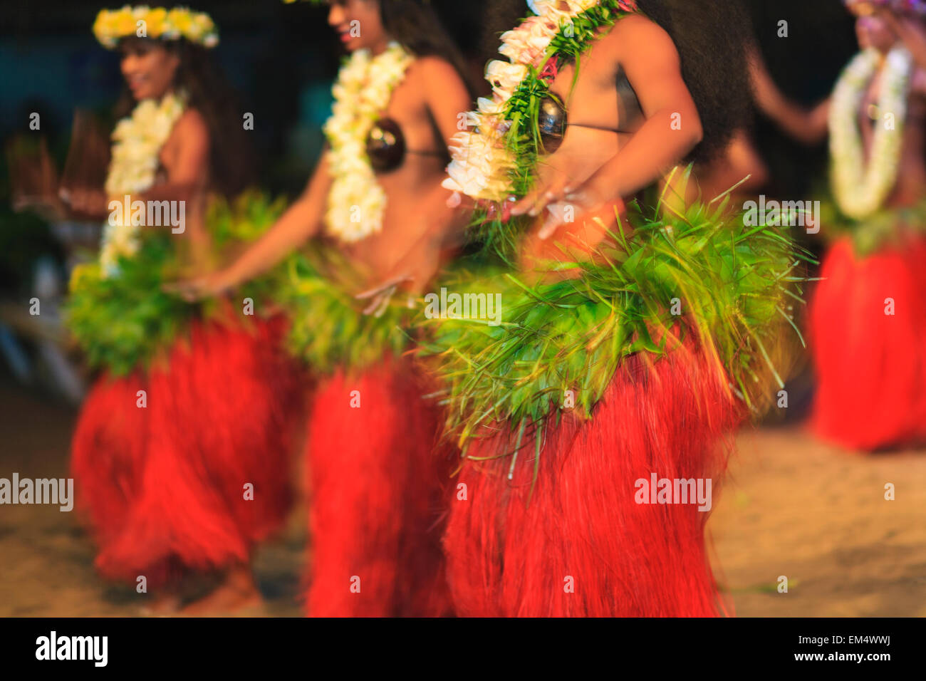 Traditionellen polynesischen Tamure Tanz Tiki Village; Moorea Insel Gesellschaftsinseln Französisch Polynesien Südsee Stockfoto