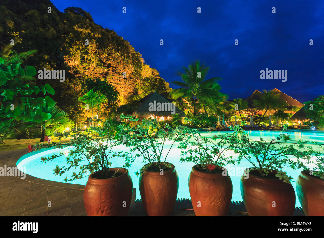 Pflanzen In Töpfen entlang Pool Bora Bora Nui Resort & Spa Bora Bora Insel Gesellschaftsinseln Französisch-Polynesien Südpazifik Stockfoto