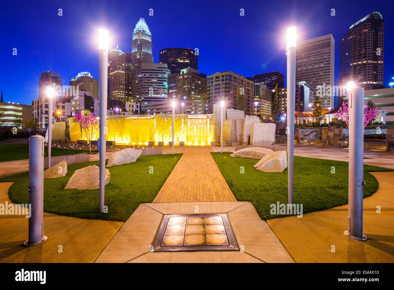 Charlotte, North Carolina, USA-Stadt-Park und die Skyline. Stockfoto