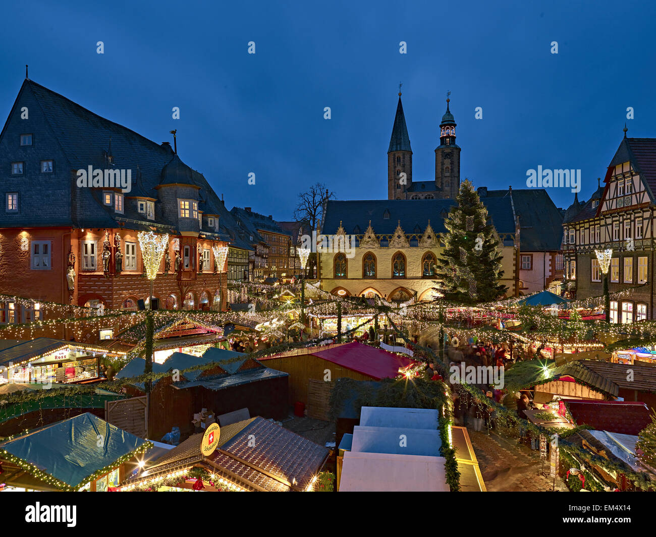 Weihnachtsmarkt mit kaiserworth und rathaus in goslar Fotos und