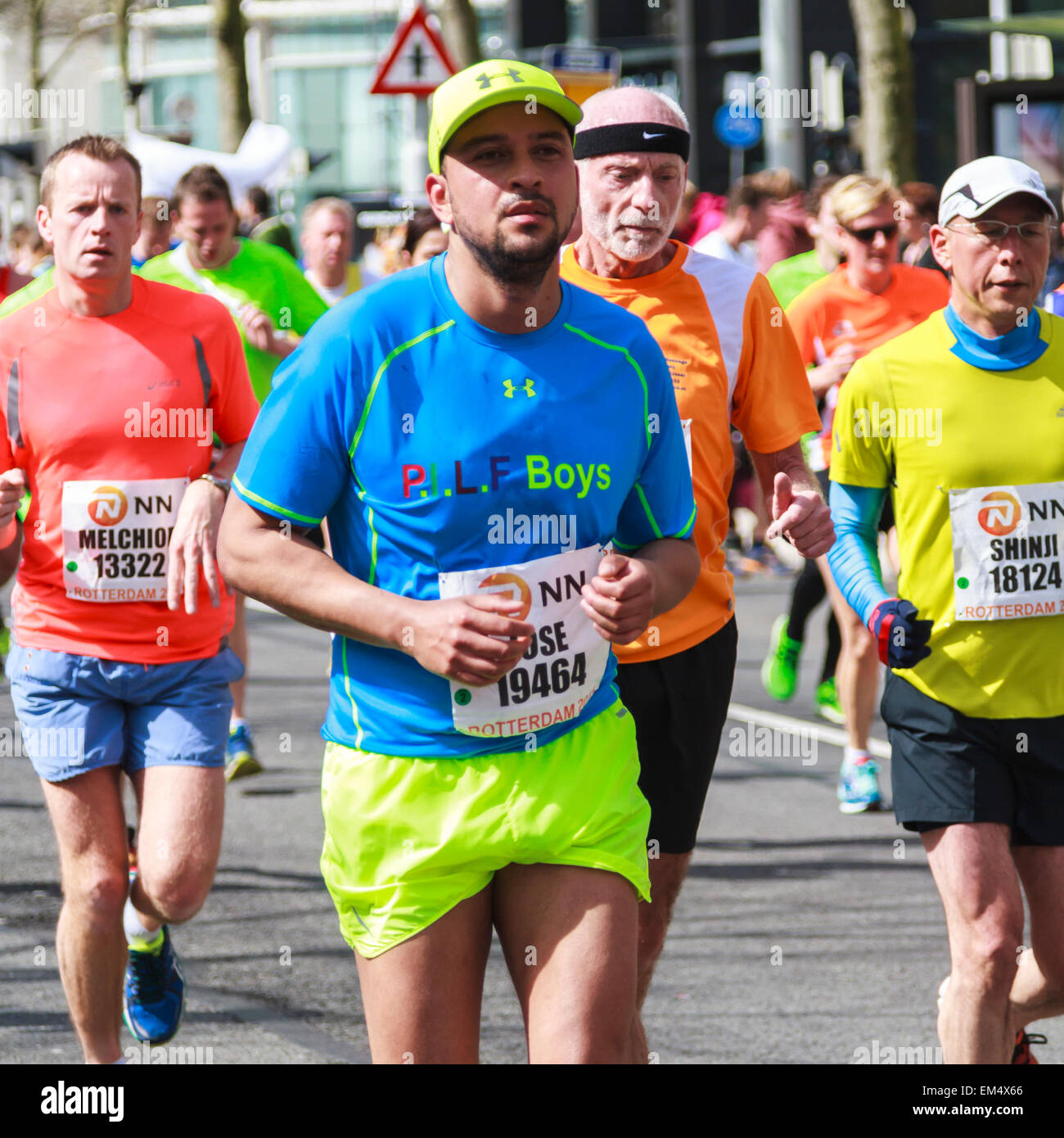 ROTTERDAM, Niederlande – 12. April 2015: Bunte Läufer konkurrieren in der 35. NN-Rotterdam-Marathon in der Stadt gehalten. Stockfoto ROTTERDAM, Niederlande – 12. April 2015: Bunte Läufer konkurrieren in der 35. NN-Rotterdam-Marathon in der Stadt gehalten. Stockfoto