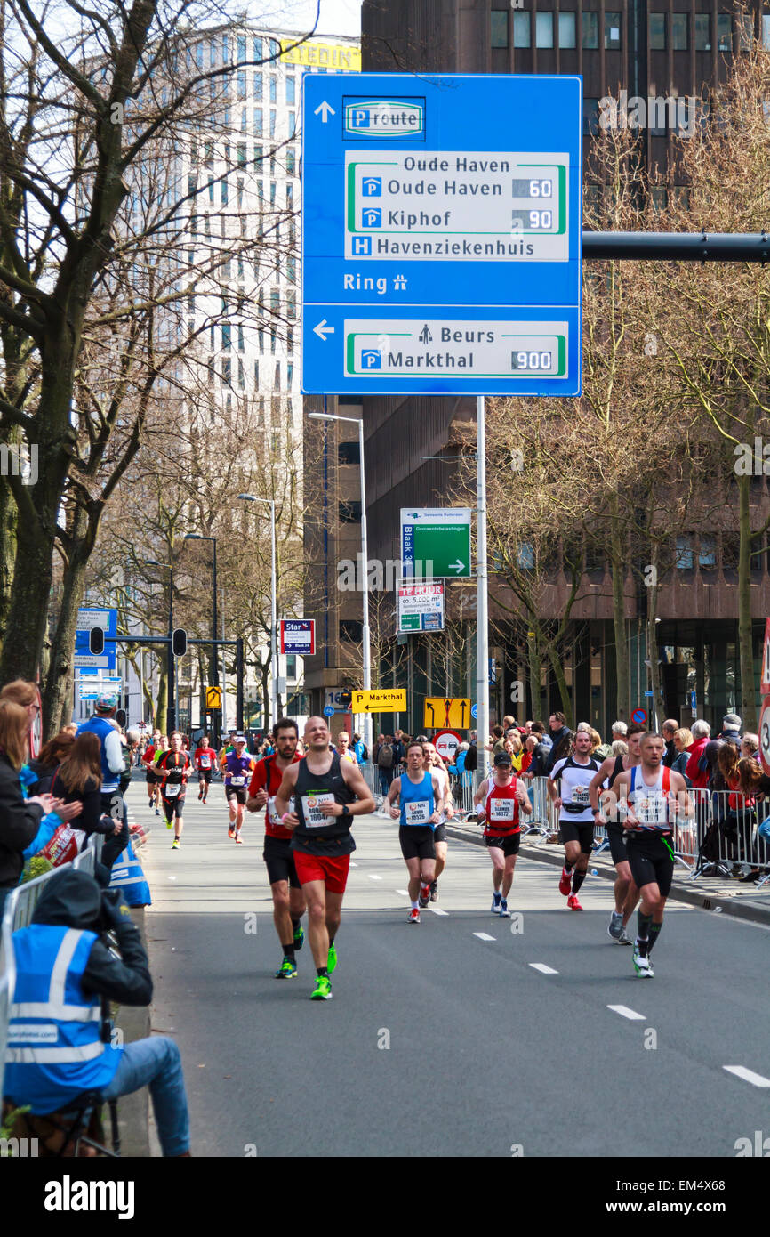 ROTTERDAM, Niederlande – 12. April 2015: Läufer auf den Straßen im Wettbewerb in der 35. NN-Rotterdam-Marathon statt, in der Stadt Stockfoto ROTTERDAM, Niederlande – 12. April 2015: Läufer auf den Straßen im Wettbewerb in der 35. NN-Rotterdam-Marathon statt, in der Stadt Stockfoto