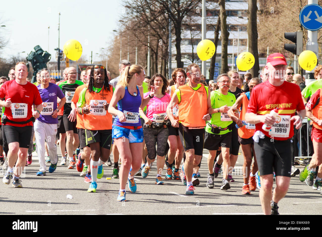ROTTERDAM, Niederlande – 12. April 2015: Läufer auf den Straßen genießen ihren Lauf in der 35. NN-Rotterdam-Marathon. Stockfoto ROTTERDAM, Niederlande – 12. April 2015: Läufer auf den Straßen genießen ihren Lauf in der 35. NN-Rotterdam-Marathon. Stockfoto
