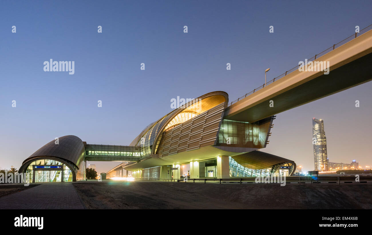 Moderne u-Bahn Bahnhof in der Nacht in Dubai Vereinigte Arabische Emirate Stockfoto