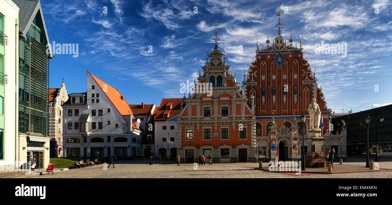 Panorama von 10 frames Schwarzhäupterhaus in Rathausplatz in Riga mit wunderschönen Wolken am blauen Himmel Stockfoto