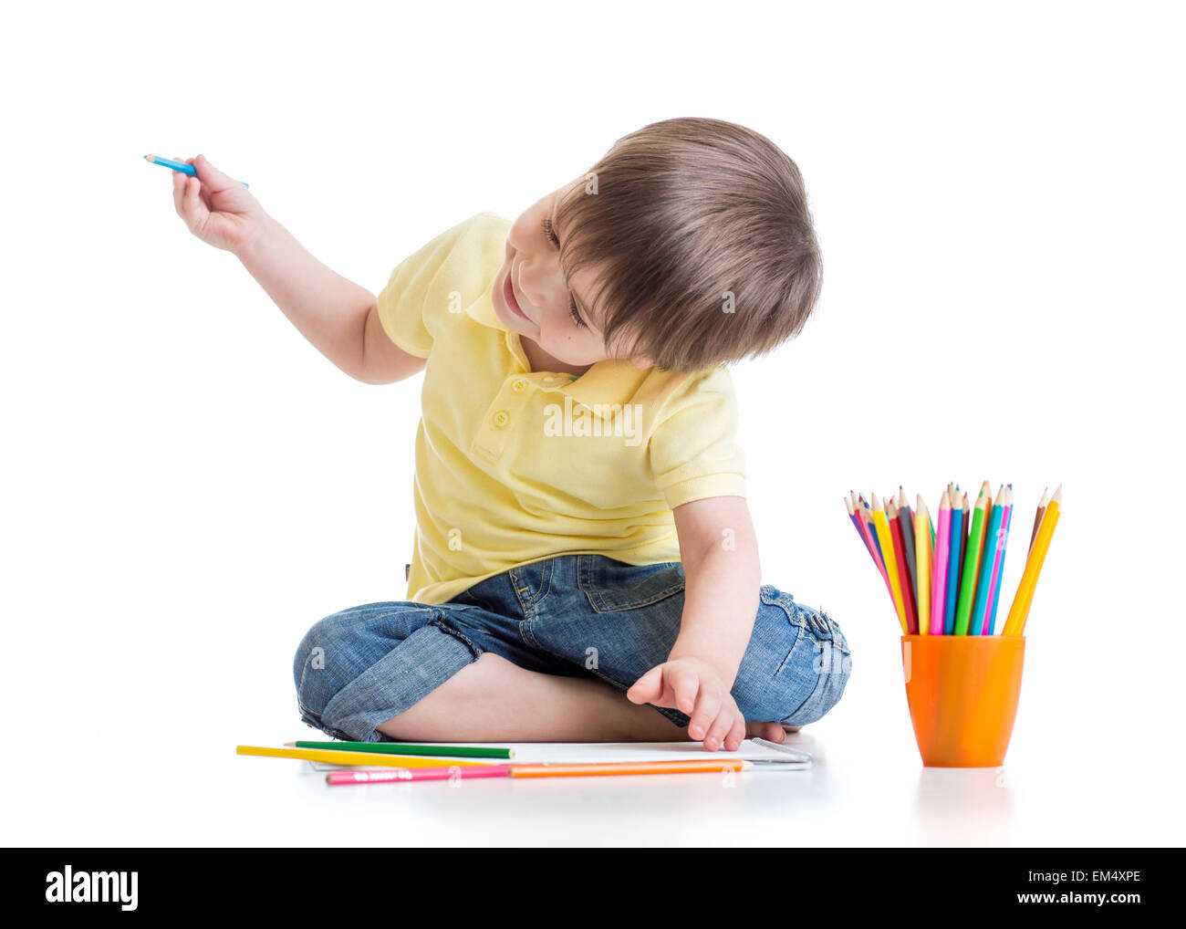 Glückliches Kind zeichnen mit Bleistiften in album Stockfoto