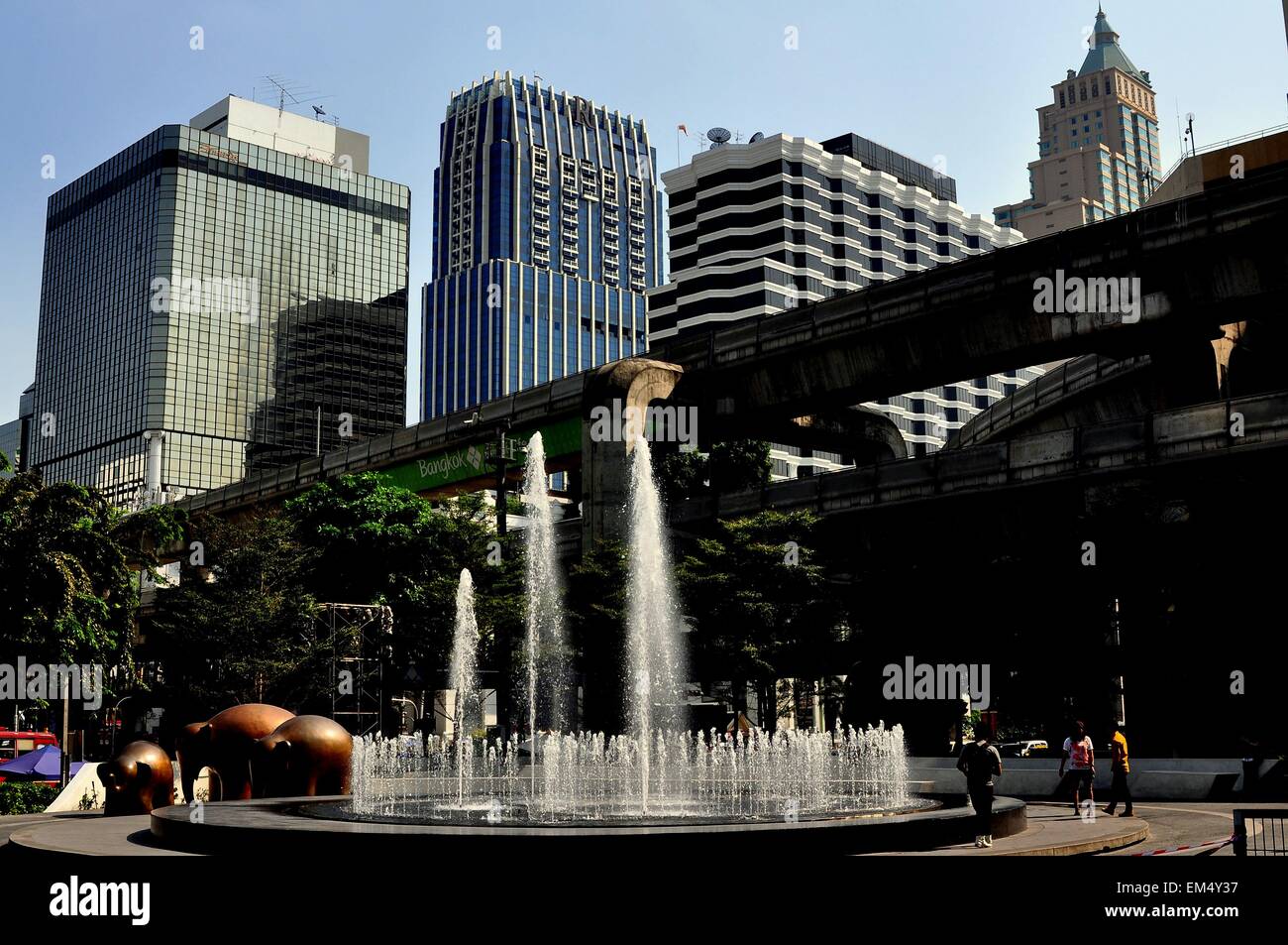 Bangkok, Thailand: Drei Elefanten Skulptur und musikalische Brunnen auf dem Platz des Central World shopping Plaza Stockfoto