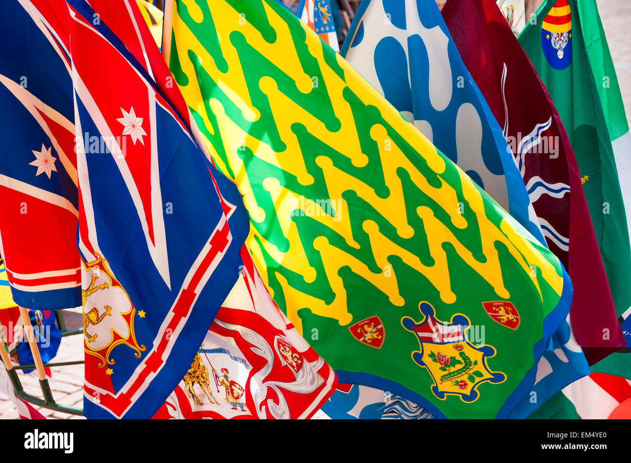 Italien Reisen, Ansicht der Fahnen, die die verschiedenen contradi von Siena zum Verkauf in der Stadt hauptplatz - der Campo, Toskana, Italien. Stockfoto