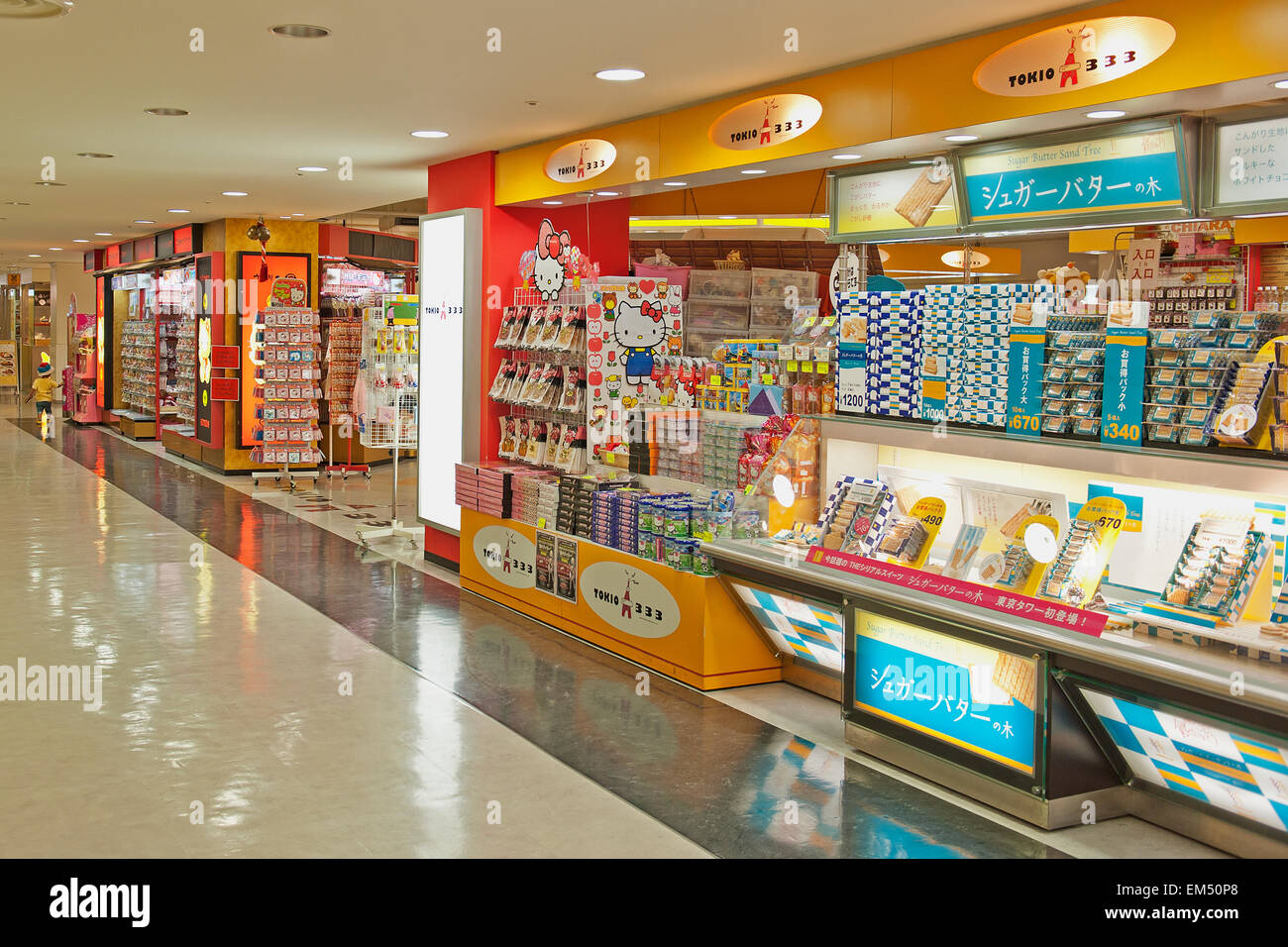 Japan, Tokyo, bunt zeigt im Ladengeschäft Stockfoto