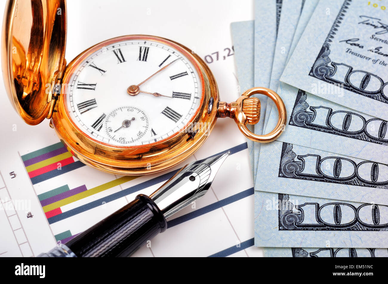 Pocket-Golduhr, Feder Stift und Dollar, Nahaufnahme Stockfoto