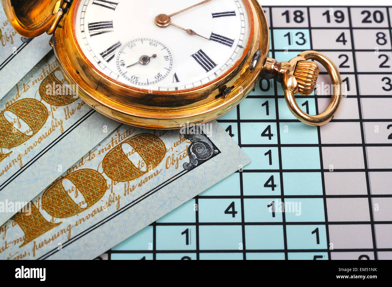 Taschenuhr Gold und Geld, zusätzliche Nahaufnahme Stockfoto