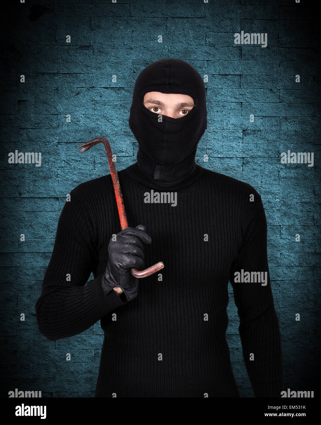 Straßenräuber in Maske mit Nagel Abzieher auf blauem Hintergrund Stockfoto