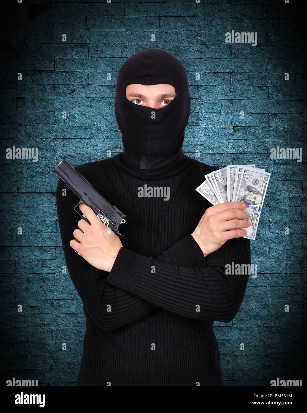 Terrorist mit Pistole und Dollar auf blauem Hintergrund Stockfoto