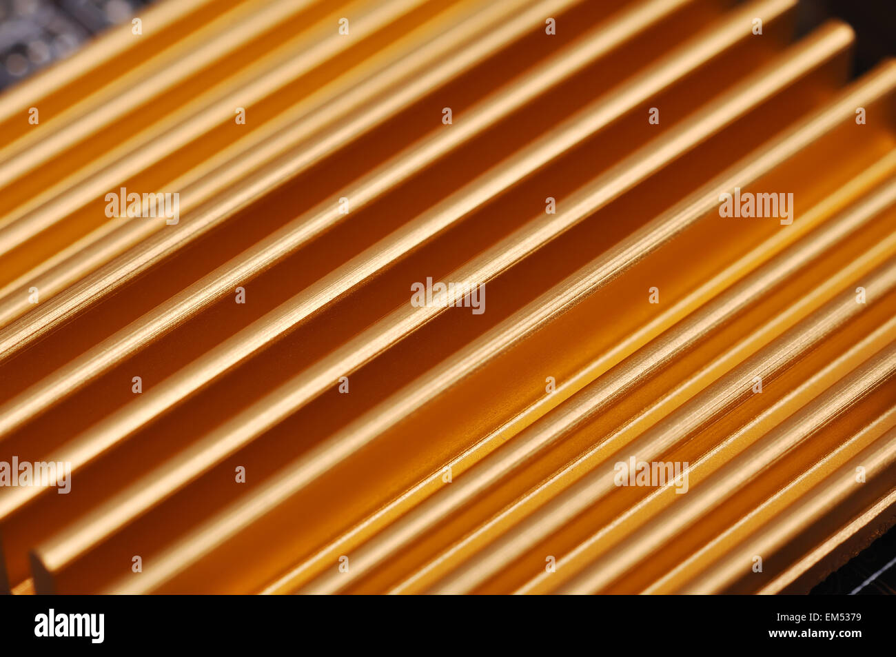 Gelbe Chipsatz Kühlkörper auf Motherboard, Nahaufnahme Stockfoto