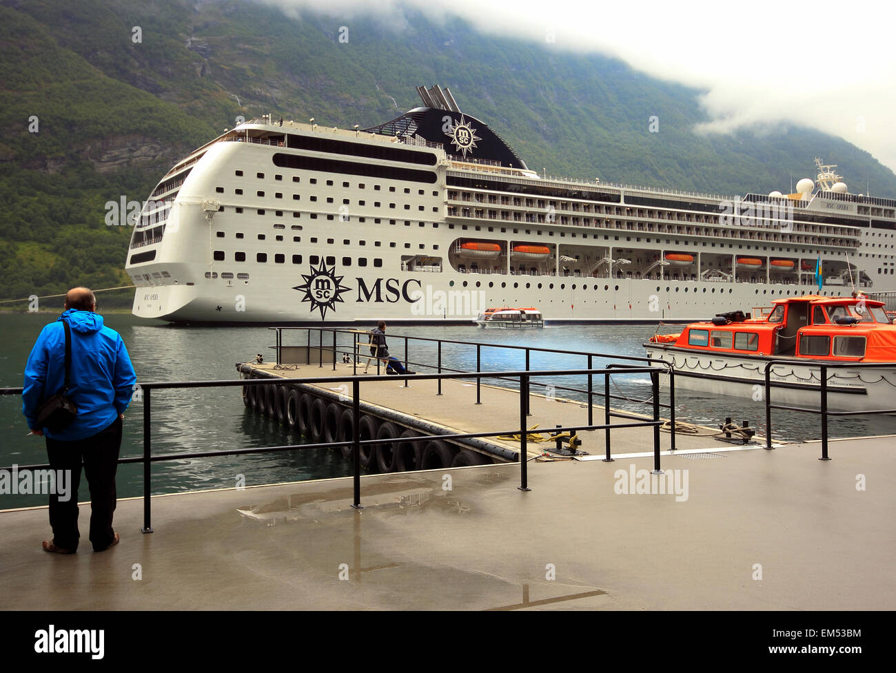 Kai Von Der Geirangerfjord Mit Kreuzfahrtschiff Msc Opera Ausgeschrieben Geiranger Norwegen Skandinavien Europa Stockfotografie Alamy