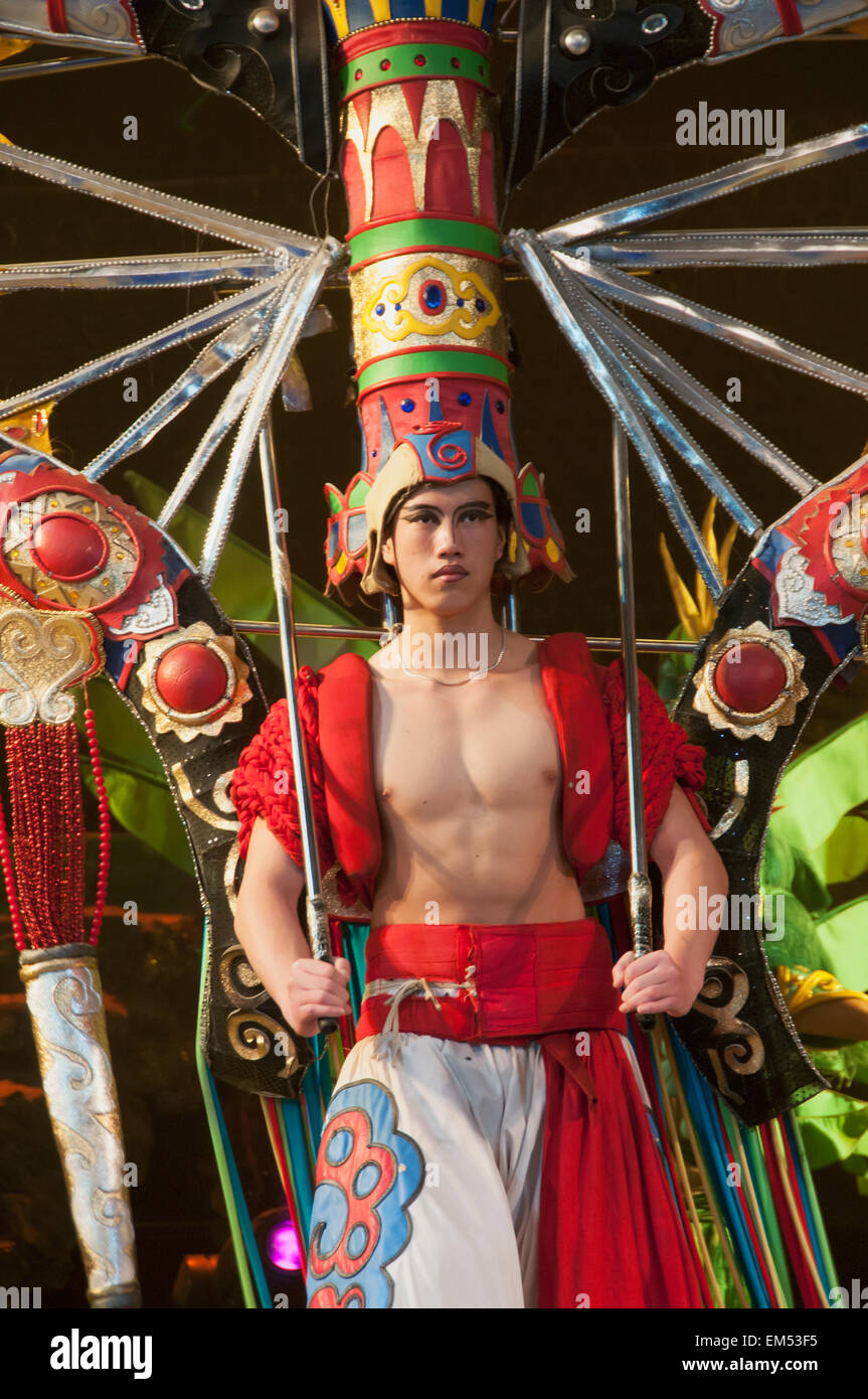 Mann in extravagante und farbenfrohe Kostüme mit hohen Kopfschmuck gekleidet; Peking, China Stockfoto