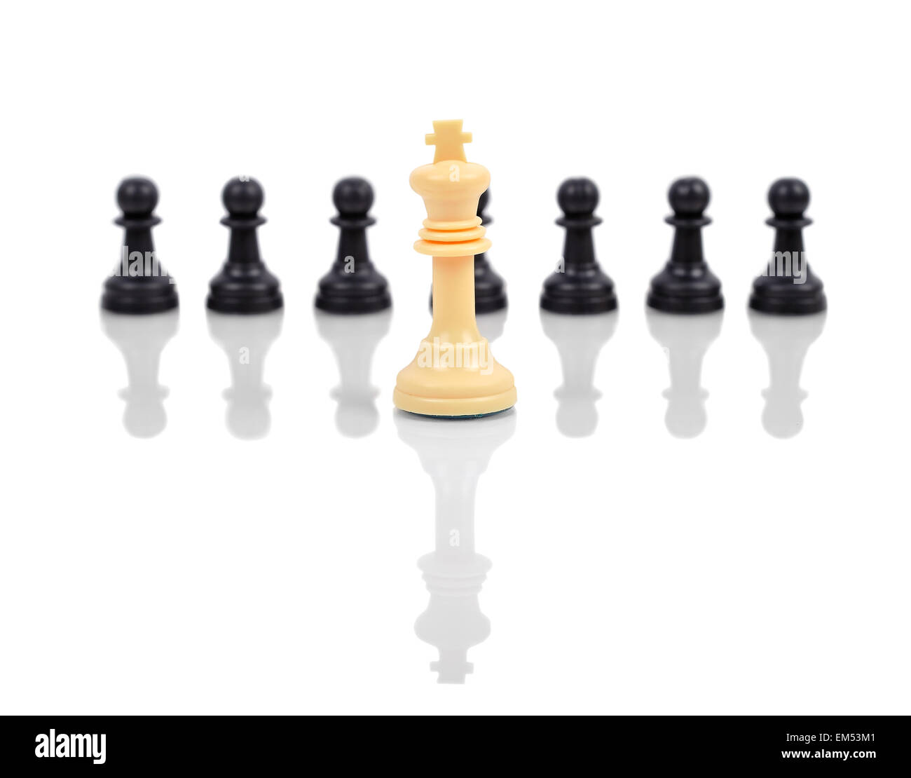 weiße Schachkönig und schwarzen Bauern Stockfoto