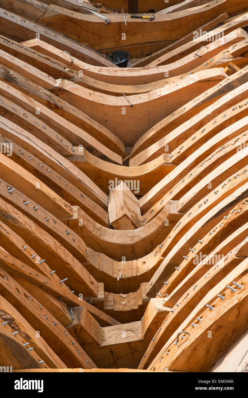 Detail der Kiel Bau der traditionellen hölzernen Dhau Ladung Schiff in der Werft neben The Creek River in Dubai Uni gebaut Stockfoto