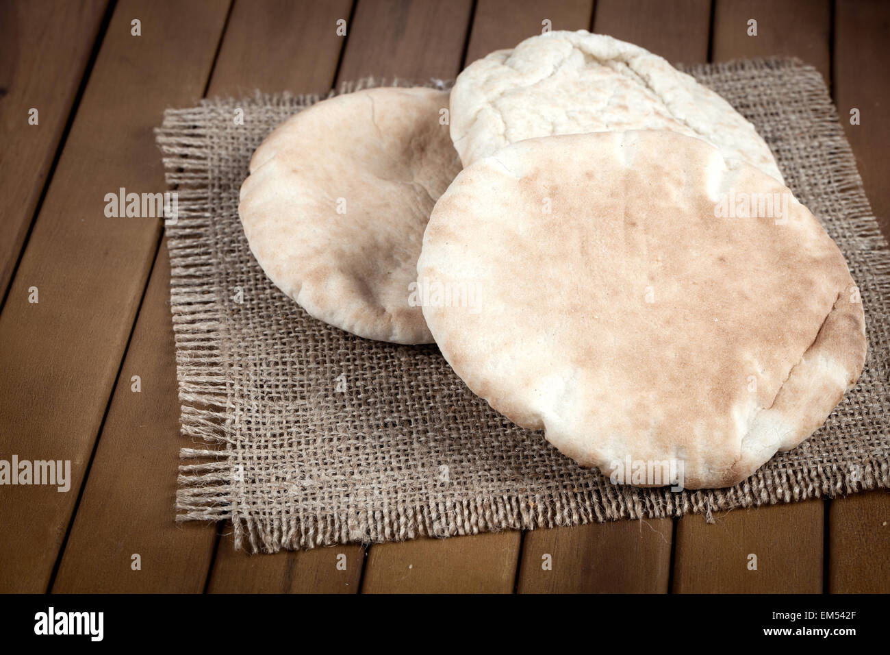 Pitta-Brot (libanesische Brot), über alte Sackleinen-Hintergrund Stockfoto