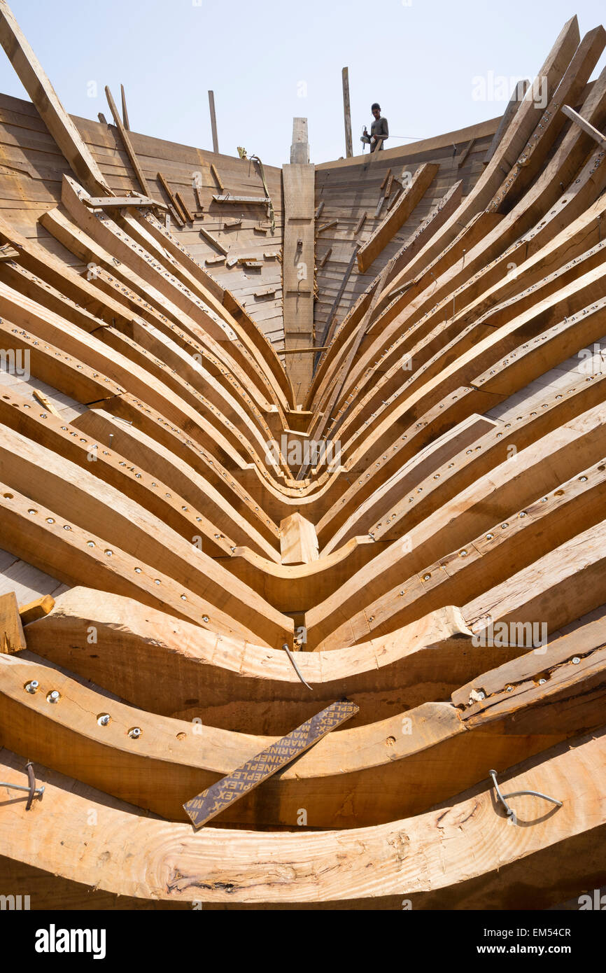 Detail der Kiel Bau der traditionellen hölzernen Dhau Ladung Schiff in der Werft neben The Creek River in Dubai Uni gebaut Stockfoto