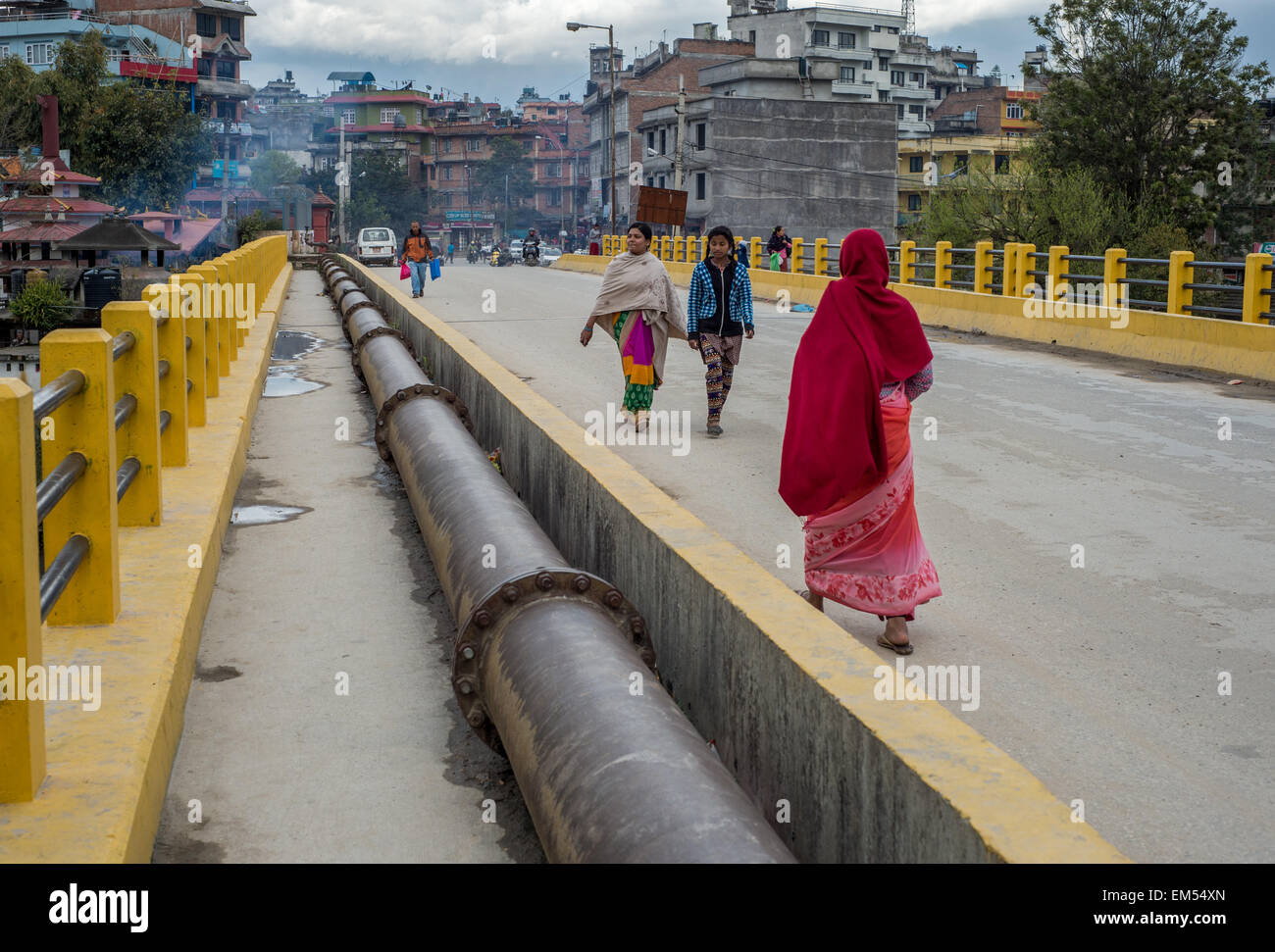 Menschen, die über eine Brücke in Kathmandu Stockfoto