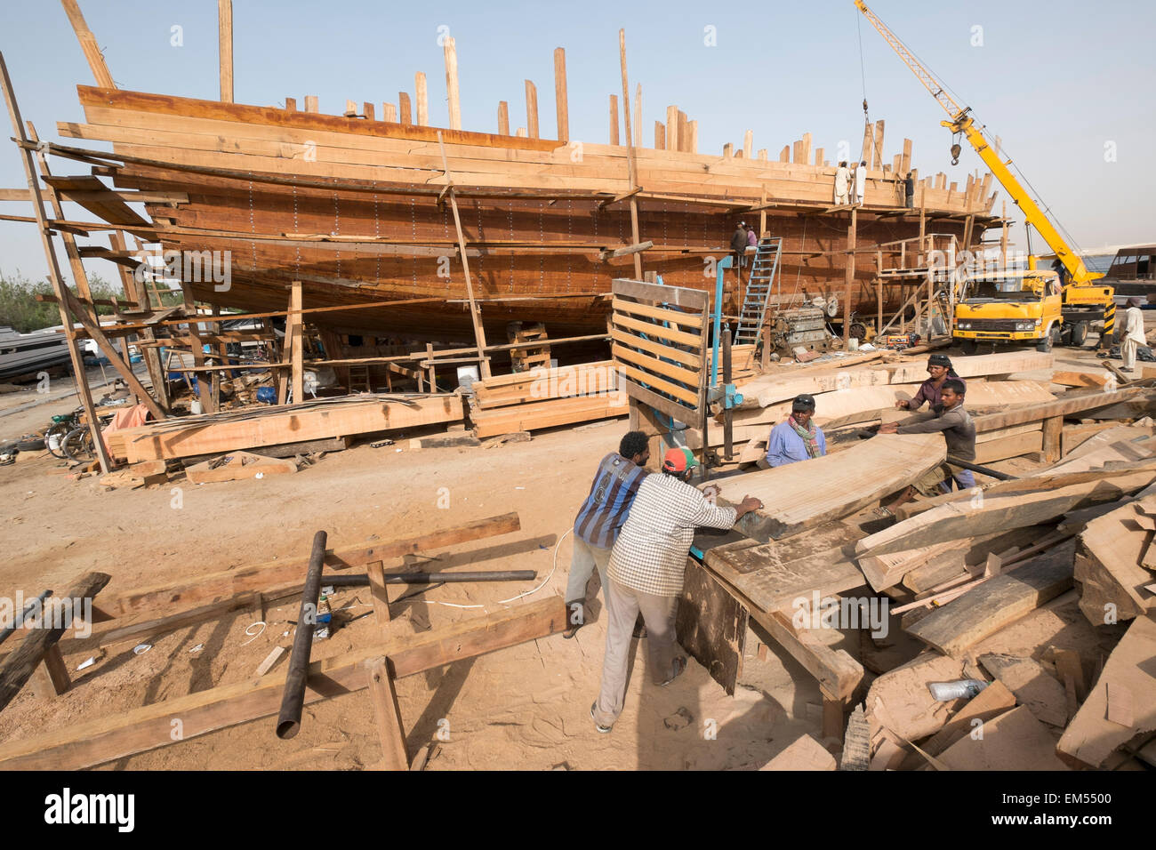 Aufbau eines traditionellen hölzernen Dhau-Frachtschiff in Werft neben The Creek River in Dubai Vereinigte Arabische Emirate Stockfoto