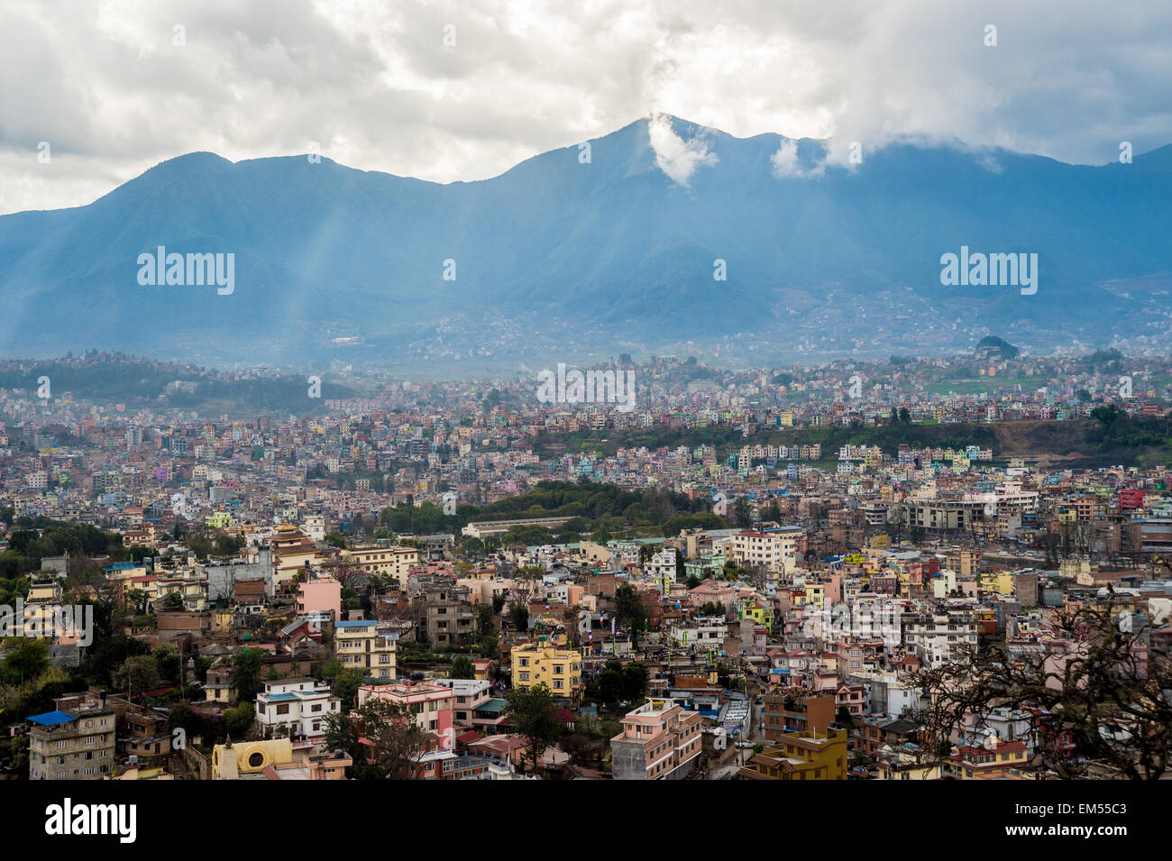 Blick auf Kathmandu-Tal mit Bergen im Hintergrund Stockfoto