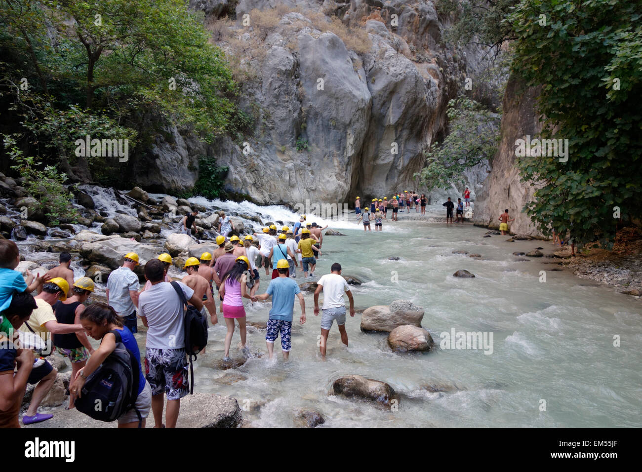 Besucher, die Überquerung des Flusses auf dem Weg in die Schlucht Saklikent, Türkei Stockfoto