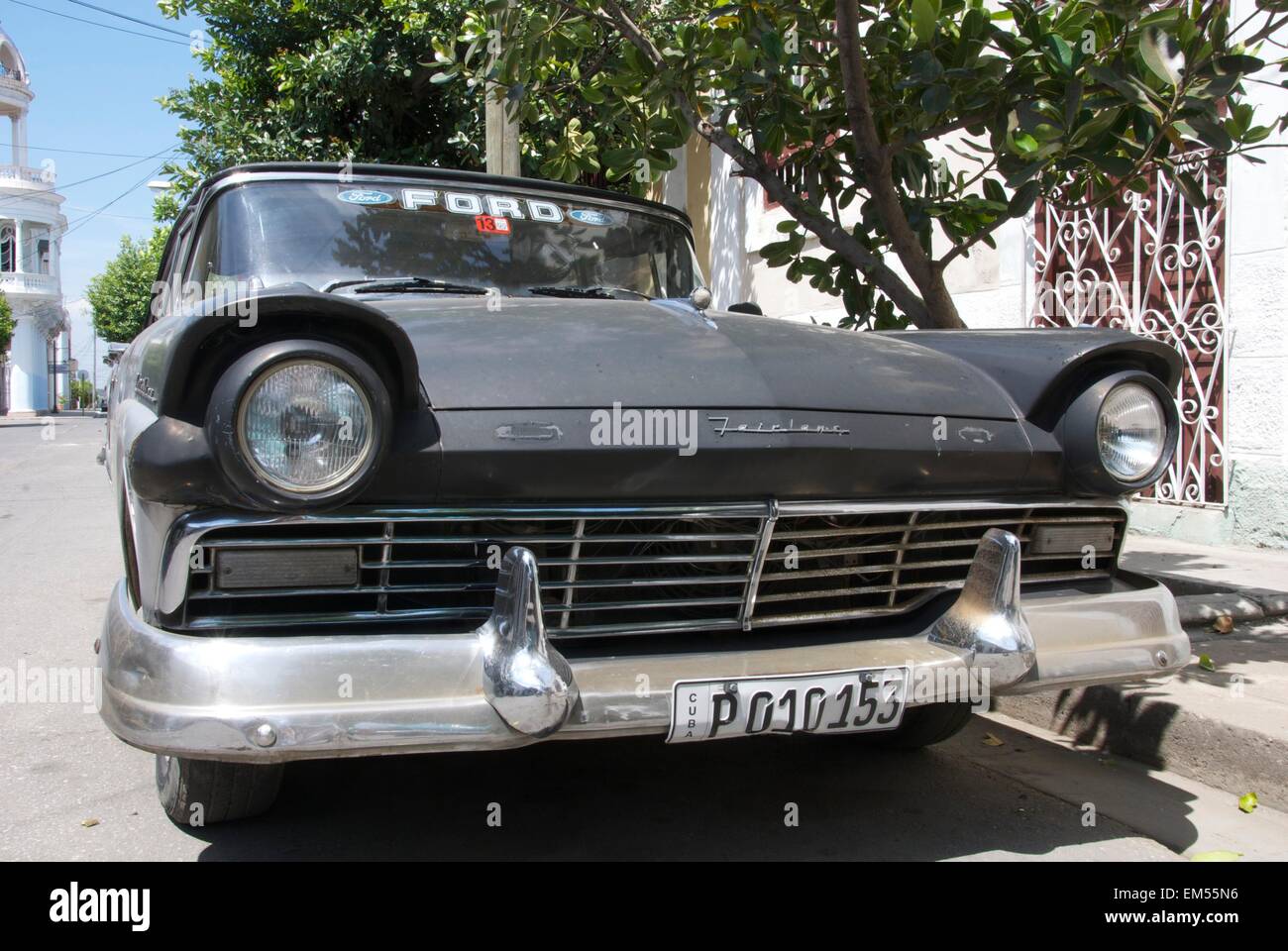 Oldtimer Ford Fairlane in Cienfuegos, Kuba Stockfoto
