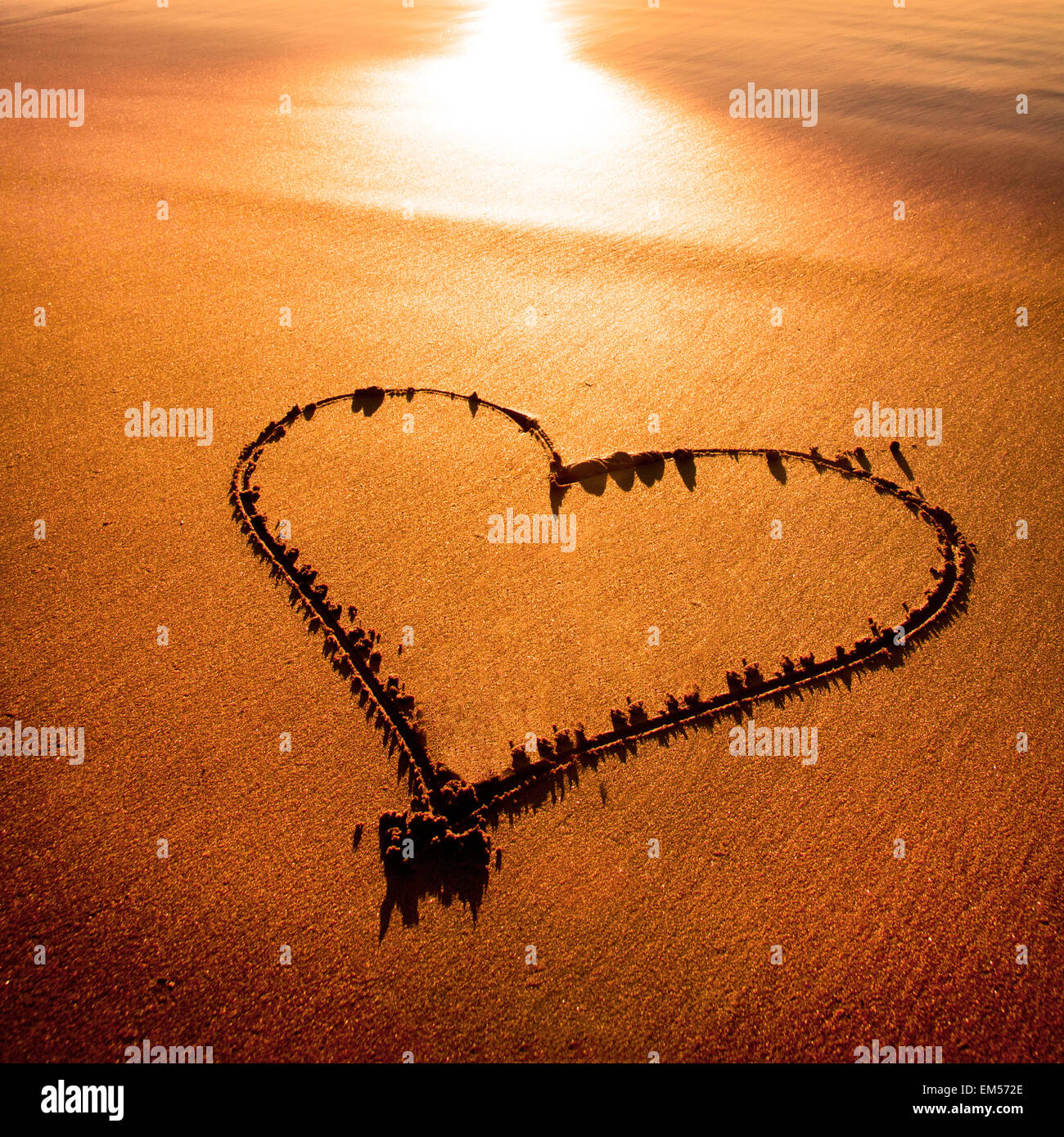 Herz im sand am strand gezeichnet -Fotos und -Bildmaterial in hoher ...