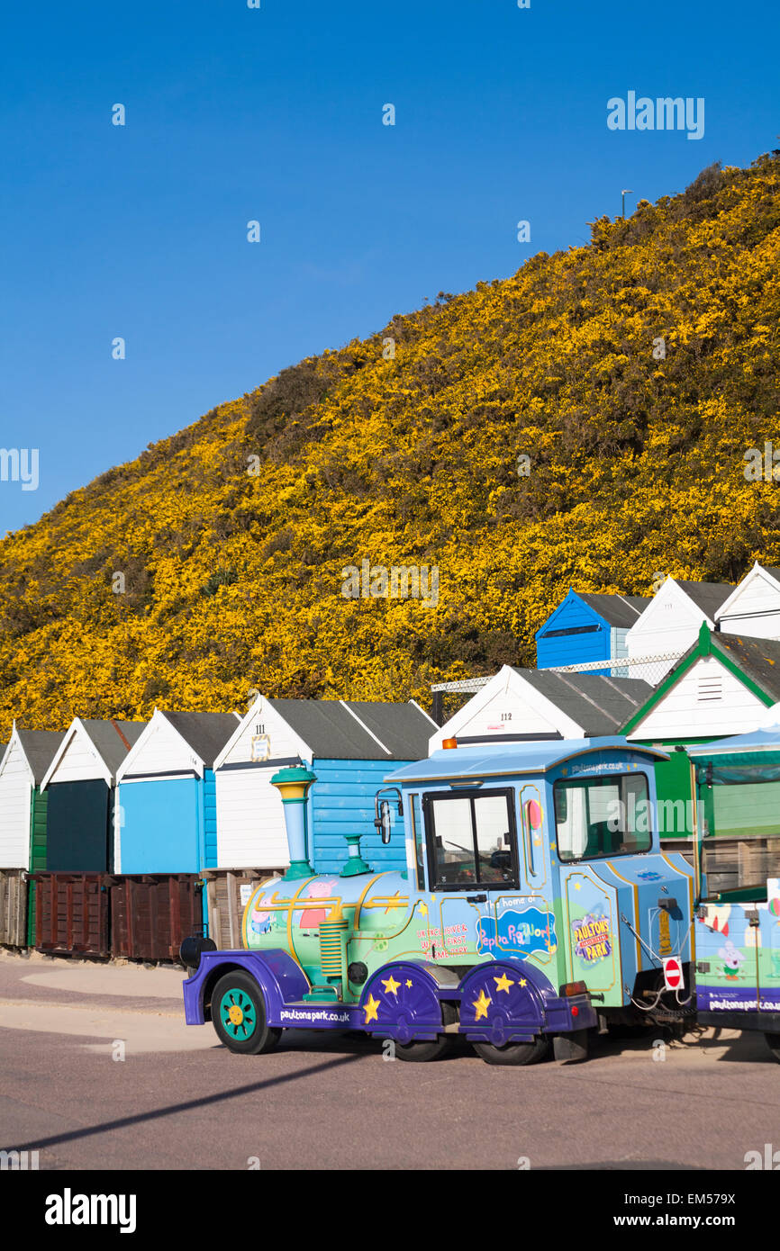 Die Heimat von Peppa Pig Welt - Hütten Landtrain auf der Promenade am mittleren Chine, Bournemouth mit Strand im April Stockfoto