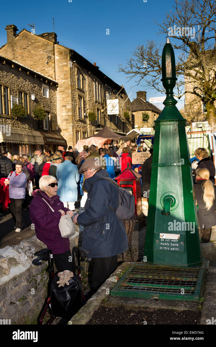 Großbritannien, England, Yorkshire, Grassington, Dickens Festival, Main Square Besucher versammelten sich um die alte Wasserpumpe Stockfoto