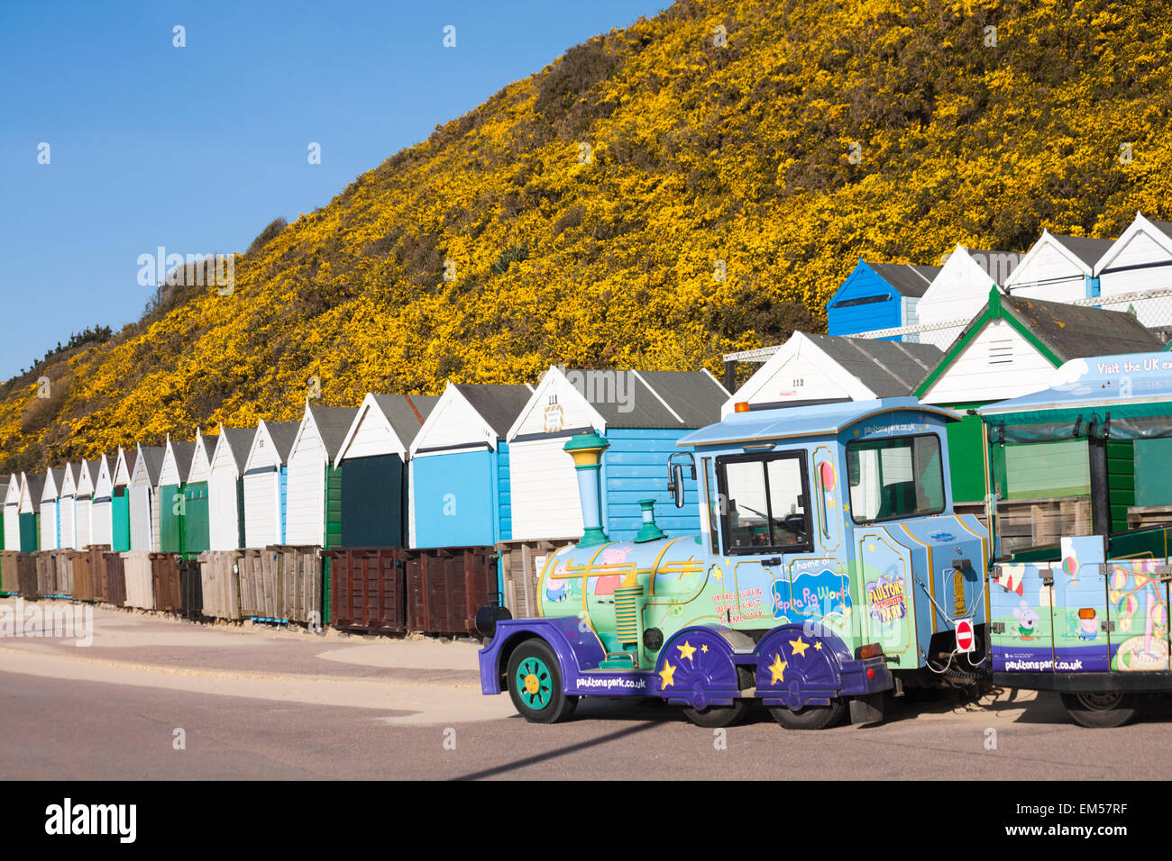 Die Heimat von Peppa Pig Welt - Hütten Landtrain auf der Promenade am mittleren Chine, Bournemouth mit Strand im April Stockfoto