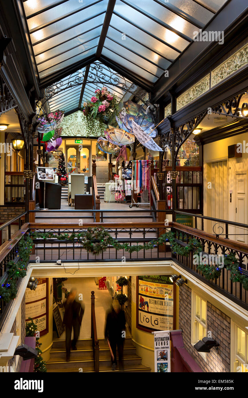 Großbritannien, England, Yorkshire, Harrogate, Street, Westminster Parlament Arcade, obere Balkon Stockfoto