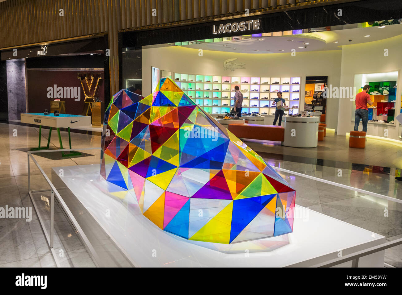 Acryl Skulptur des Schuhs "Trianguliert Sneaker" an Ebene Schuh District in Dubai Mall Vereinigte Arabische Emirate Stockfoto