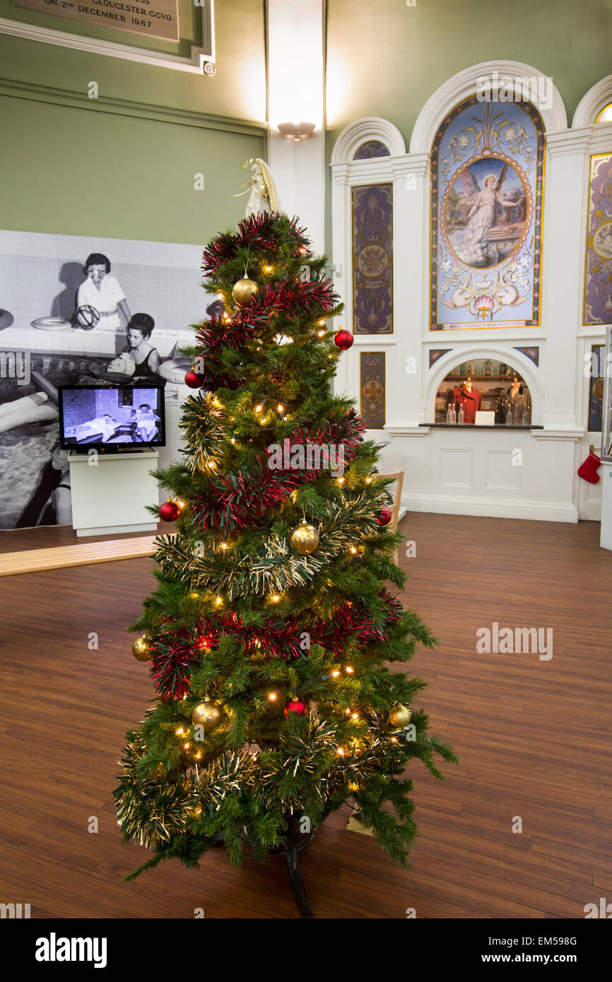 Großbritannien, England, Yorkshire, Harrogate, Royal Pump Room Museum, Weihnachtsbaum im Haupt-Galerie Stockfoto