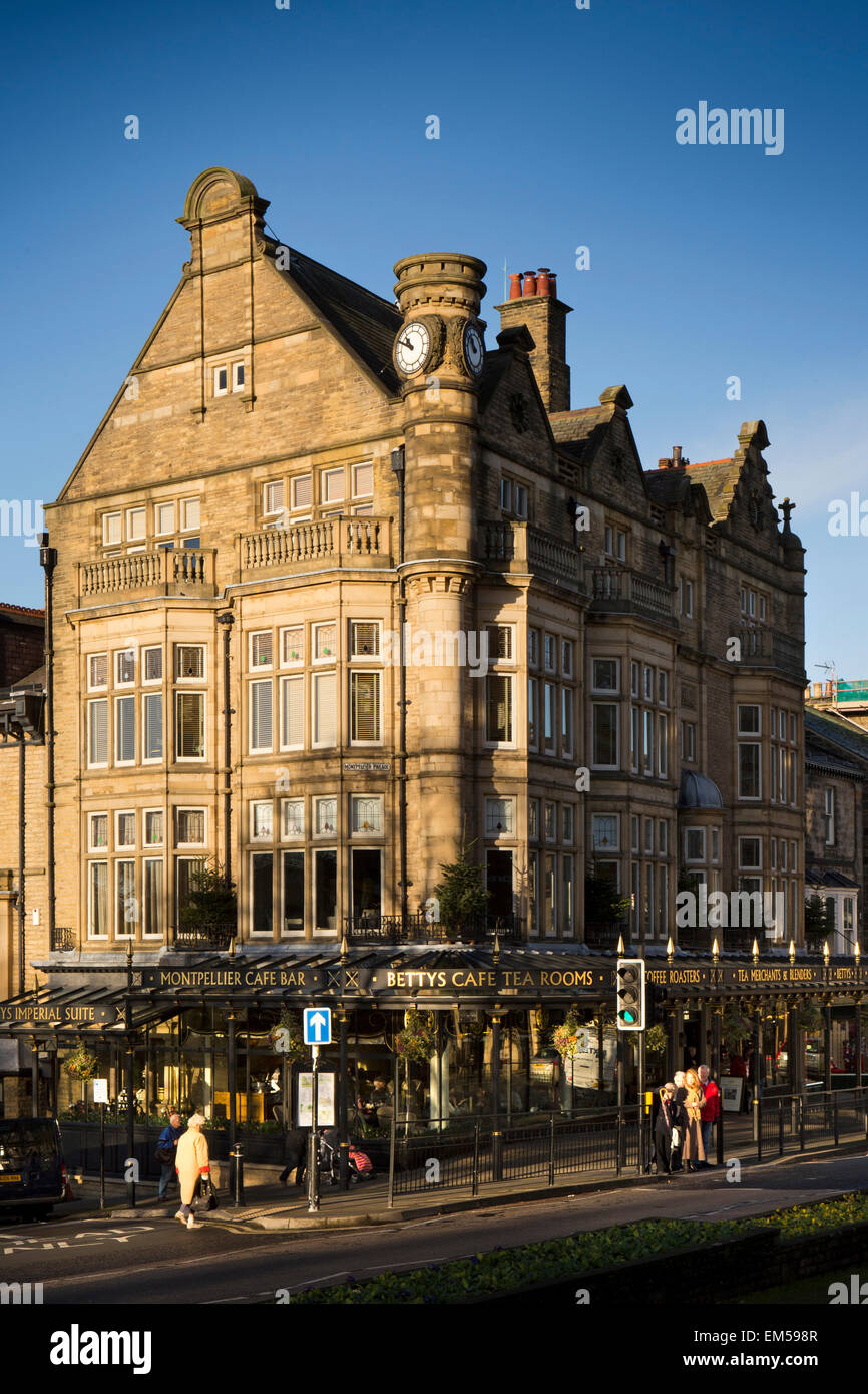 Großbritannien, England, Yorkshire, Harrogate, Parliament Street, Betty es Tea Rooms zu Weihnachten Stockfoto