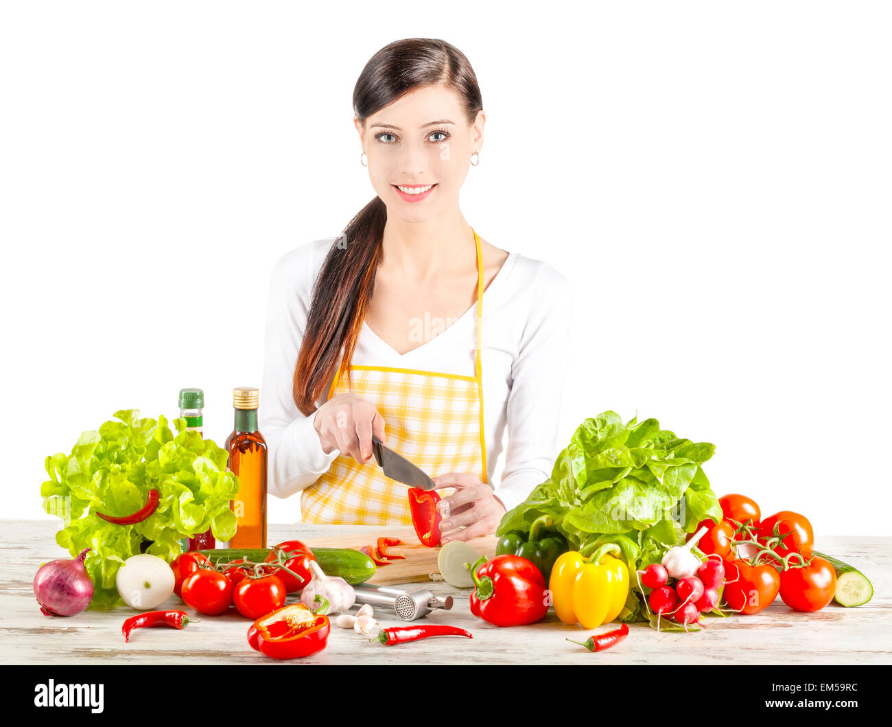 Junge Frau Salat vorbereiten. Gesunde Ernährung und Diät-Konzept. Isoliert auf weiss. Stockfoto