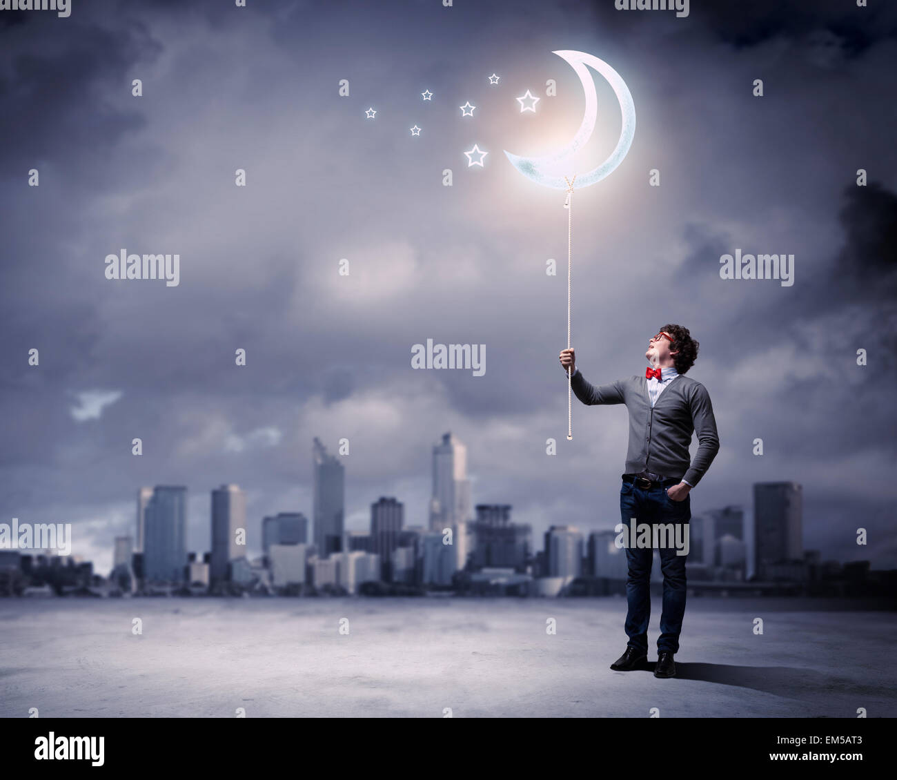 Junger Mann und das Mondsymbol Stockfoto