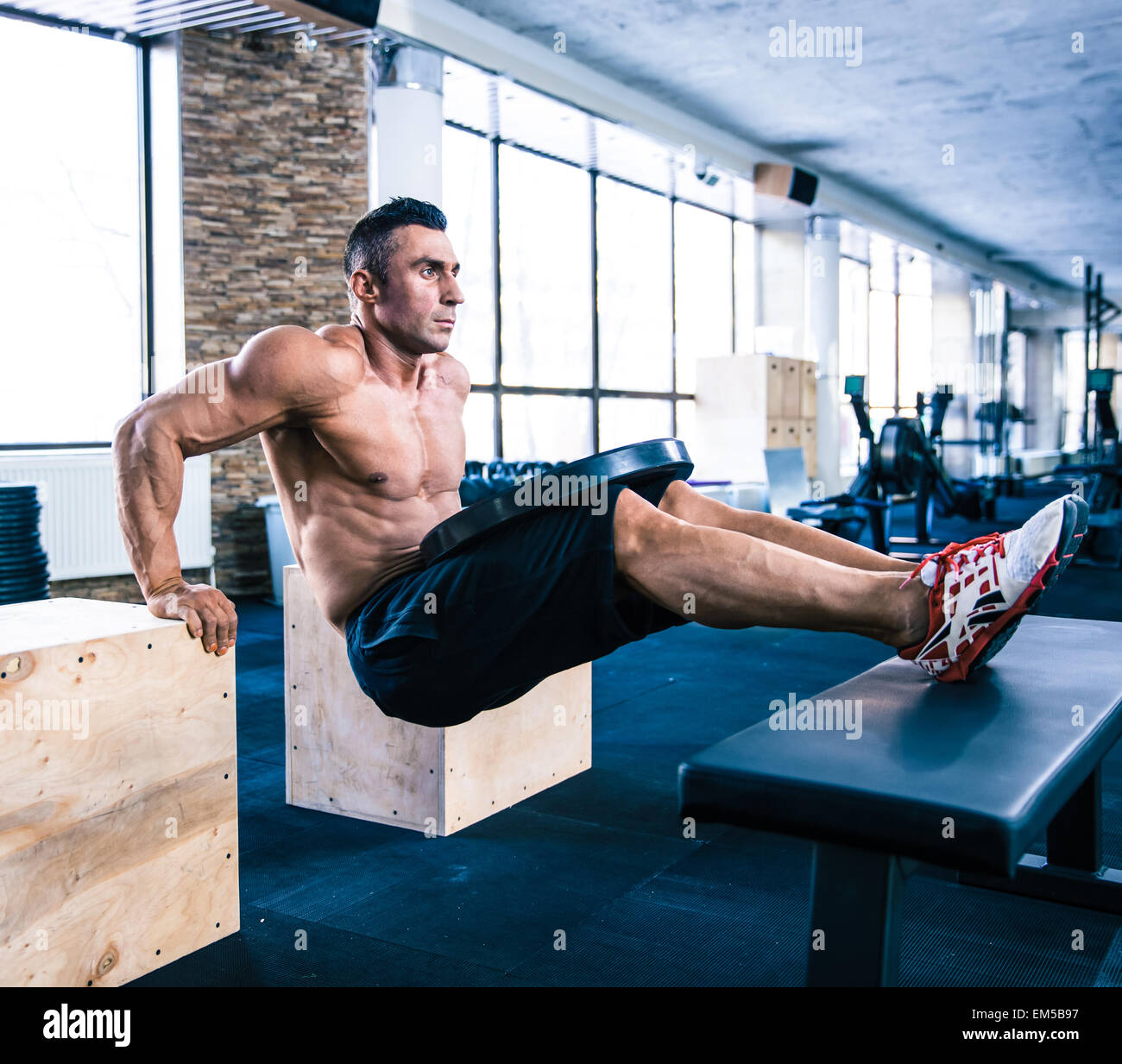 Schöner muskulöser Mann Training im Crossfit gym Stockfoto