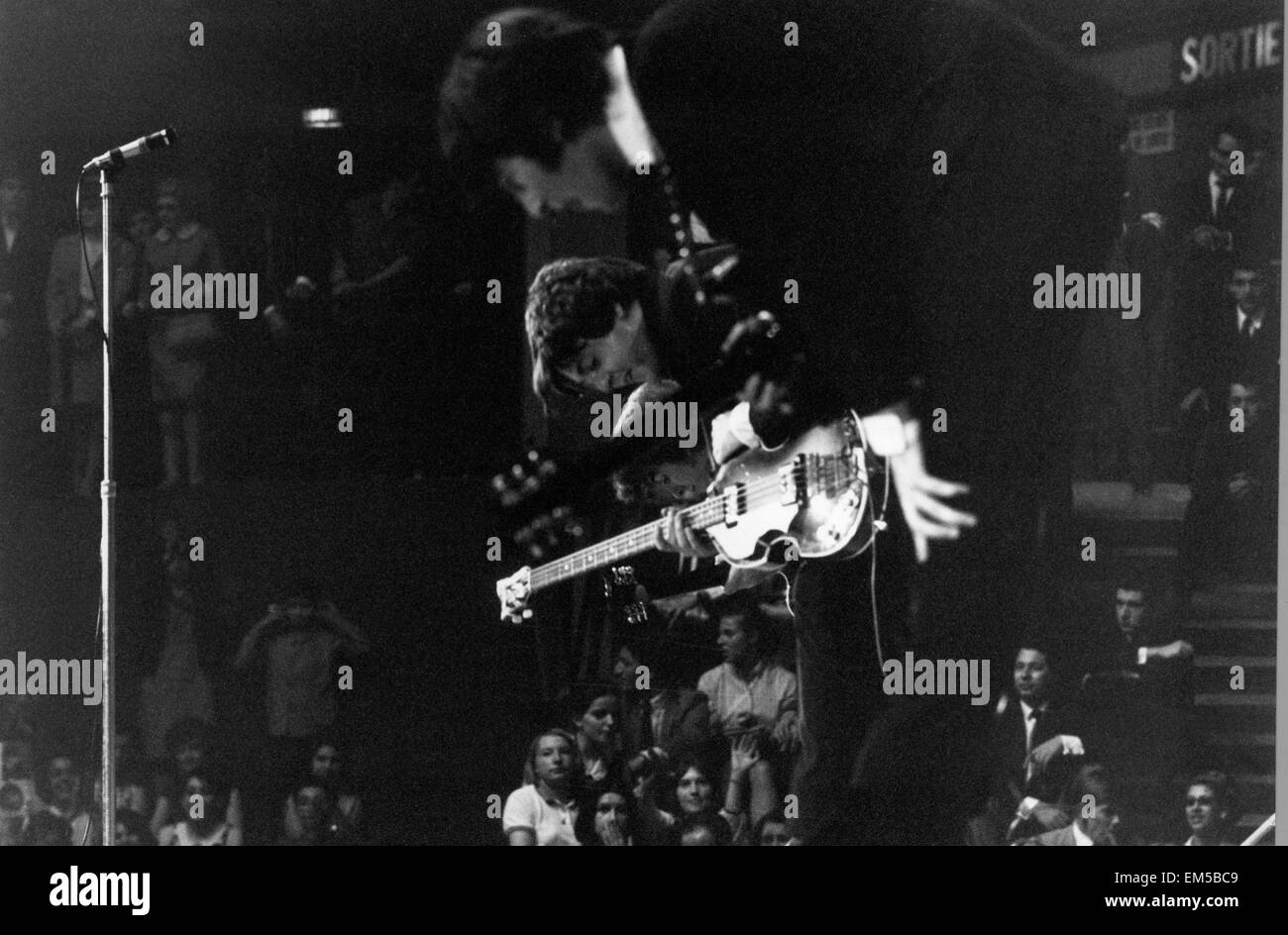 Die Beatles Europatour Juni - Juli 1965. Paul McCartney & John Lennon ca. Juli 1965. Bewertung Scan nur - wenn Sie eine hochauflösende Kopie benötigen kontaktieren Sie bitte desk@mirrorpix.com Stockfoto