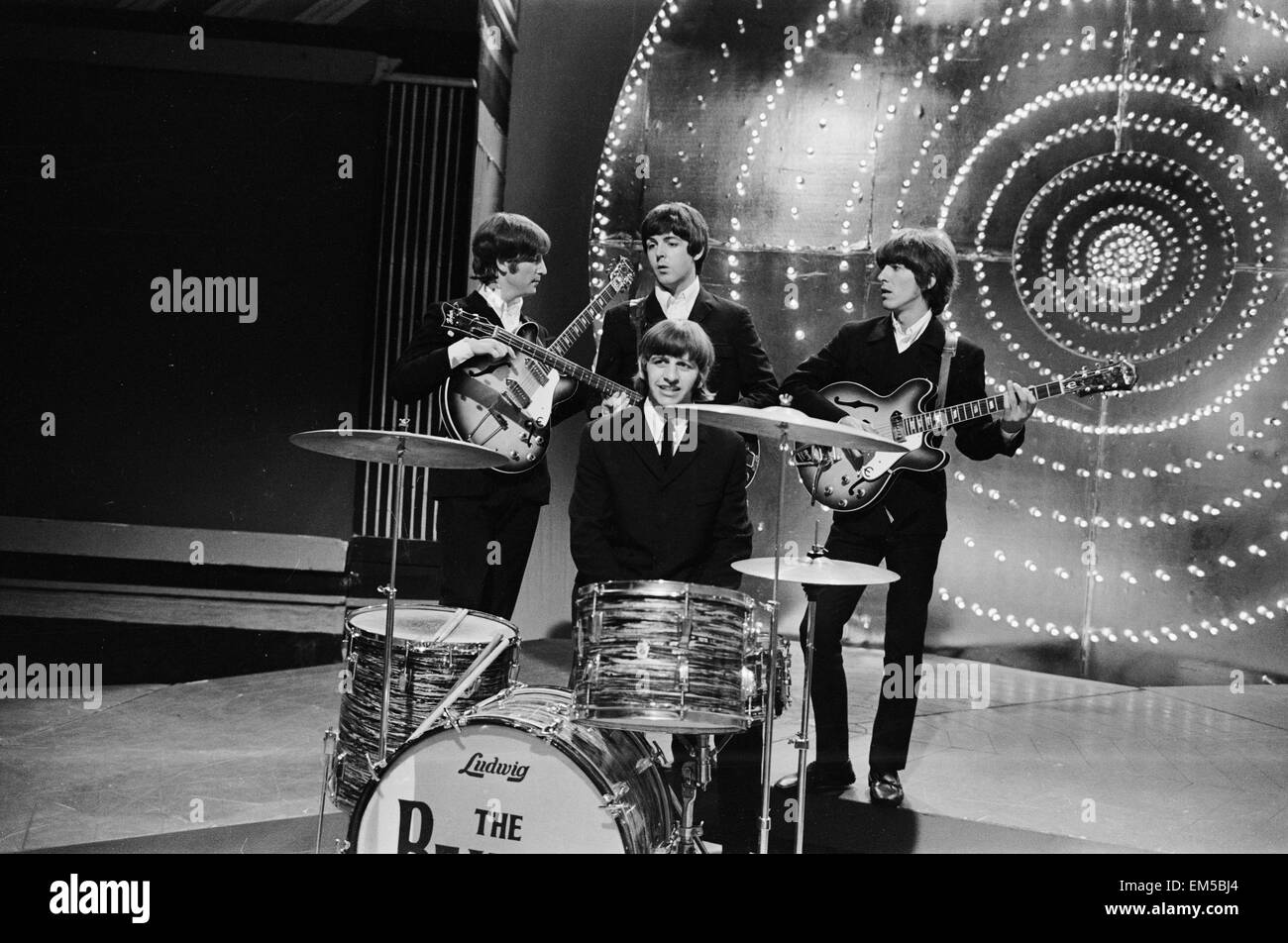 Die Beatles im Bild während der Proben für den Auftritt auf BBC-TV "Top Of The Pops" im BBC Television Centre in London 16. Juni 1966. Hinter Schlagzeuger Ringo Starr sind von links nach rechts: John Lennon, Paul McCartney und George Harrison. Stockfoto