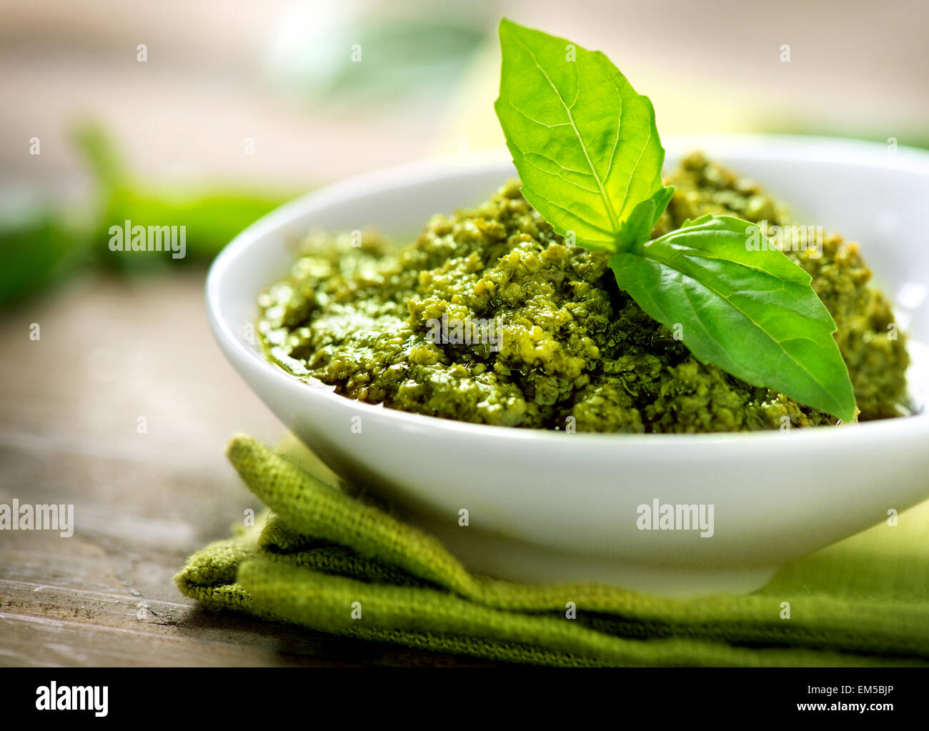 Pesto-Soße. Italienische Küche Stockfoto