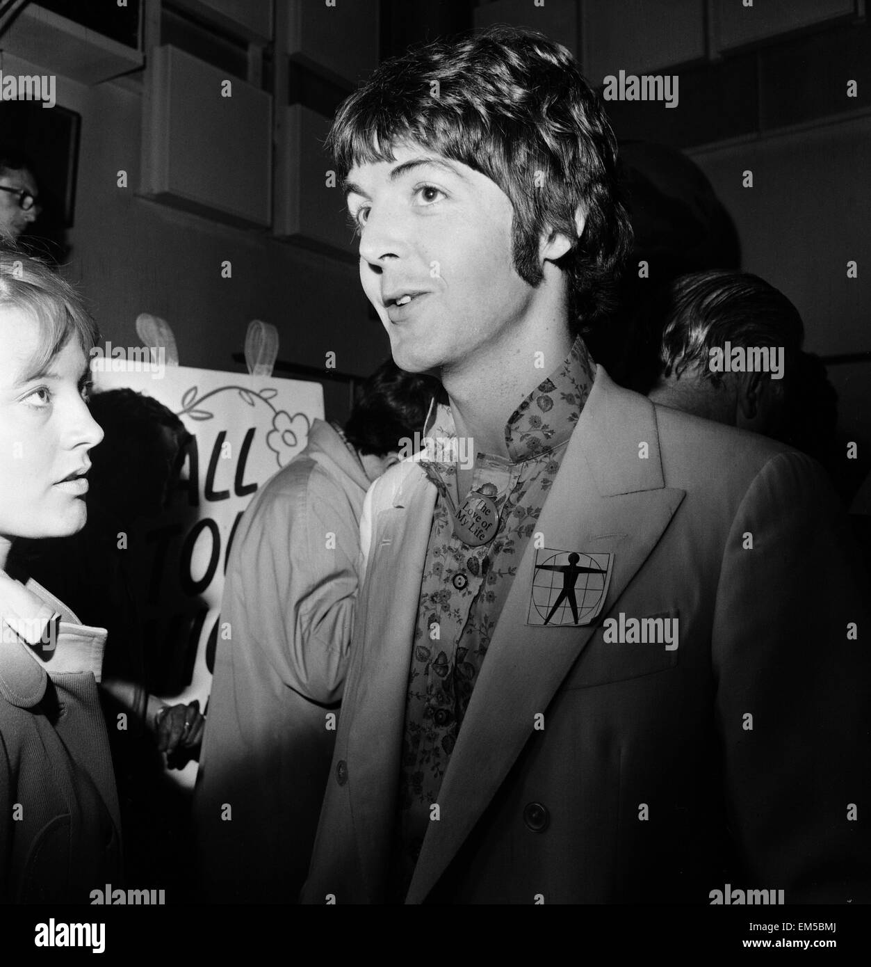 Drücken Sie anrufen für unsere Welt, die erste globale Phasenfernsehen Link. In 26 Länder übertragen und von 400 Millionen beobachtet, wurde das Programm am 25. Juni 1967 via Satellit ausgestrahlt. Die BBC hatte die Beatles, einen Song für das Vereinigte Königreich Beitrag schreiben beauftragt. "All You Need Is Love" ein Lied von John Lennon geschrieben und gutgeschrieben Lennon/McCartney wurde zuerst von den Beatles bei dieser Veranstaltung durchgeführt & im Folgemonat als Single veröffentlicht. Abgebildet in den Abbey Road Studios 24. Juni 1967. Stockfoto