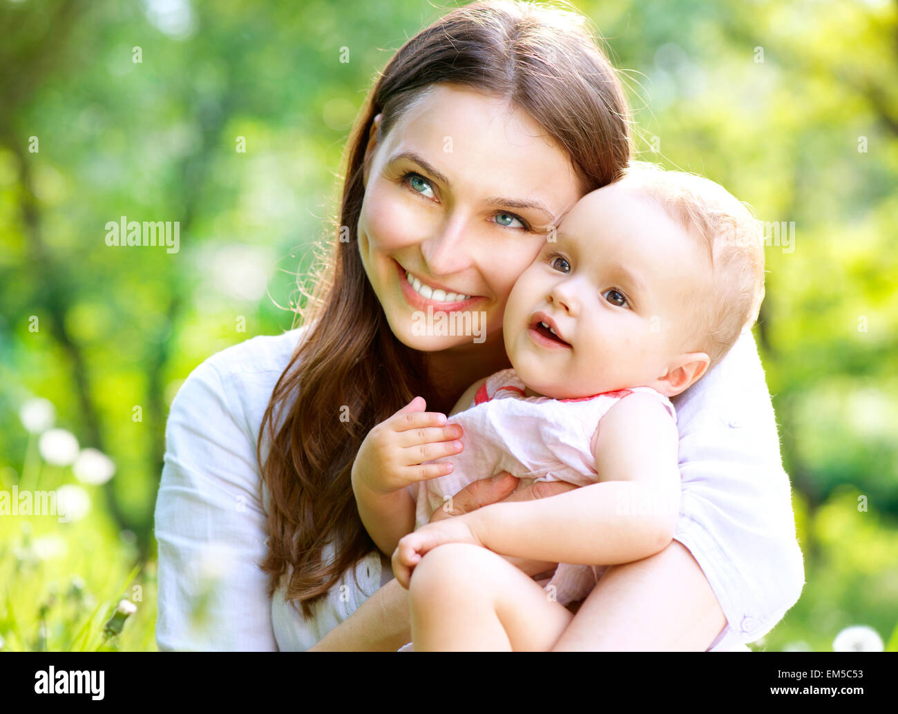 Schöne Mutter und Baby im Freien. Natur Stockfoto
