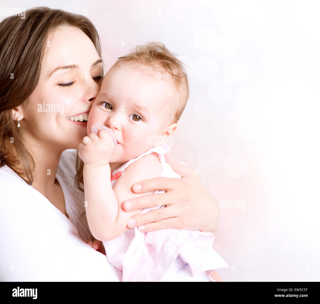 Mutter und Baby küssen und umarmen. Glückliche Familie Stockfoto